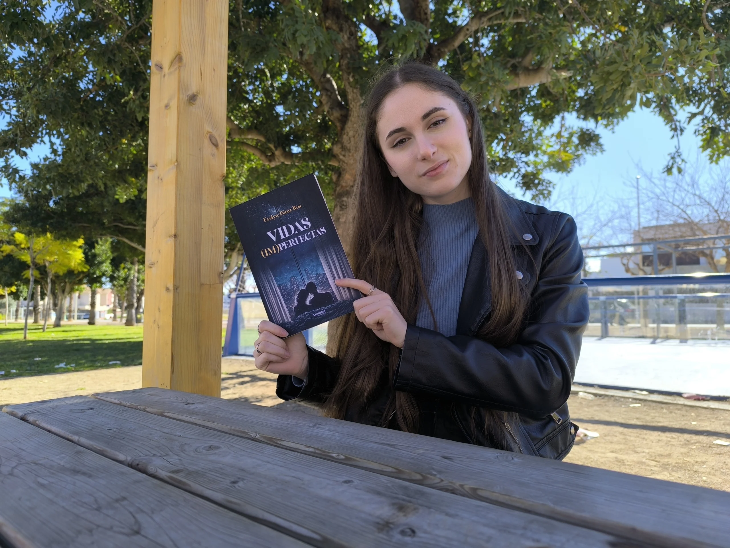 Evelyn Pérez Ros debuta en la literatura con "Vidas (Im)perfectas", una historia de amor y misterio que promete enganchar a los lectores