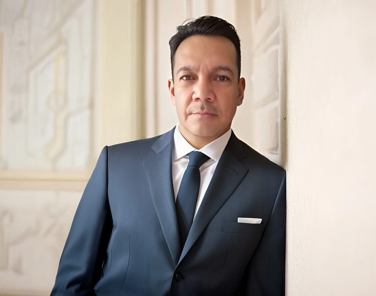 Oscar Martínez Montes emociona con su primer libro de poesía, una obra nacida desde el alma