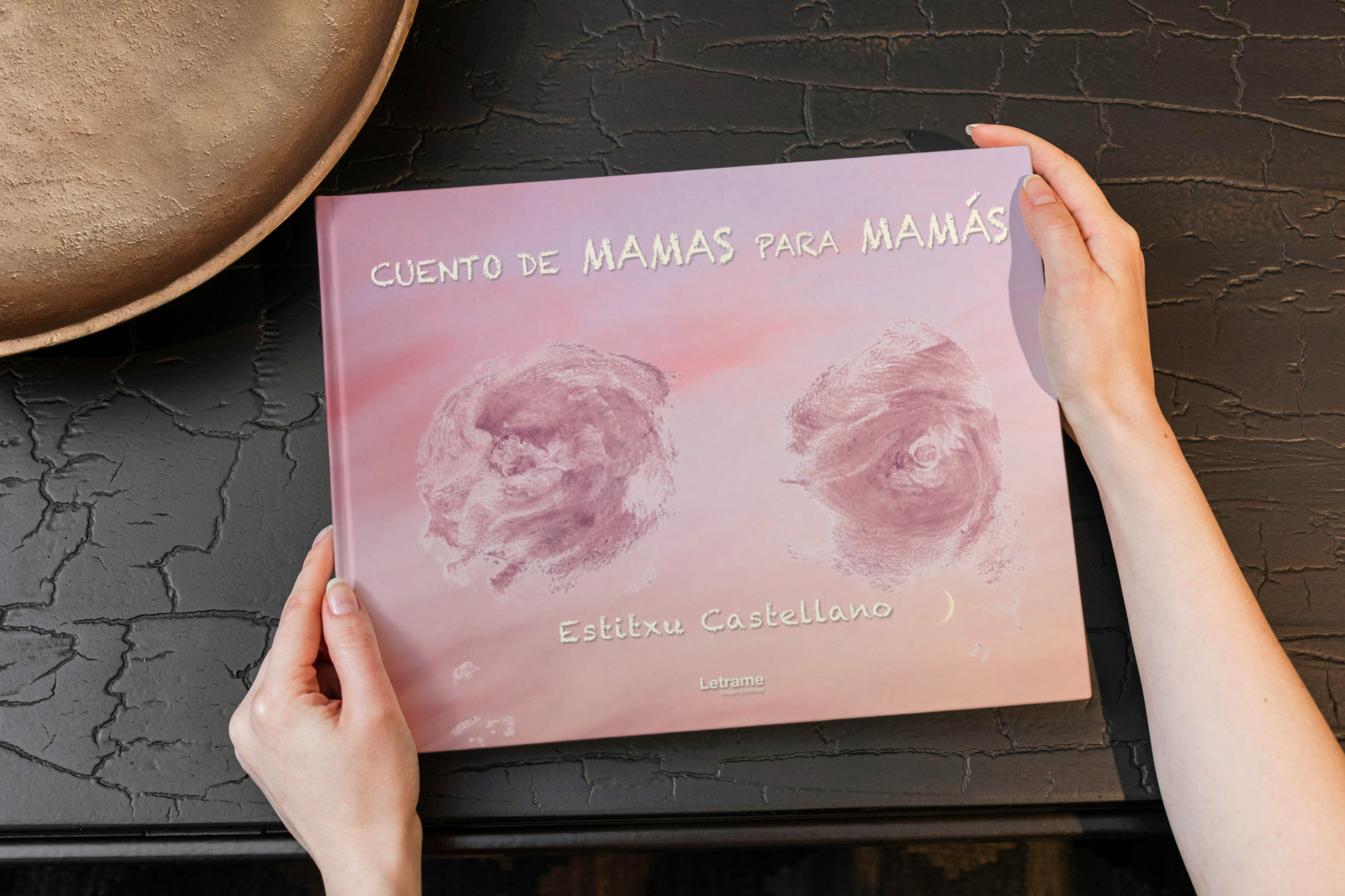 Estitxu Castellano Quintana desnuda y amamanta un nuevo género literario: “Cuento de mamas para mamás”